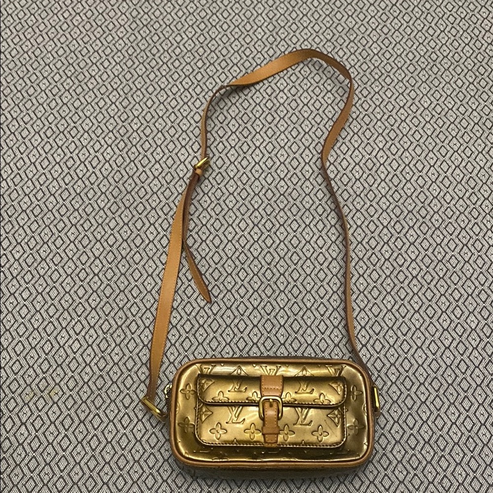 Louis Vuitton -Gentle used Gold Designer Crossbody Bag in Great Condition